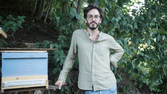 Filmemacher Wouter Wirth mit seinen Bienen.