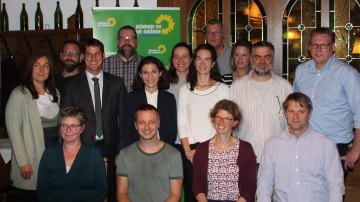 Wartenberg: Die Grünen in Wartenberg sind voller Tatendrang, allen voran der Bürgermeisterkandidat Dominik Rutz (stehend dritter von links).