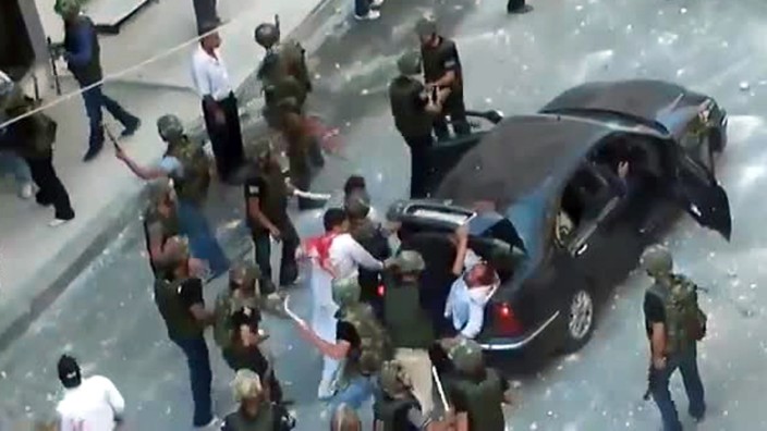 Syrien: Ein von der Nachrichtenagentur AFP verbreitetes Standbild eines Youtube-Videos zeigt, wie der syrische Sicherheitsapparat im Juni 2011 zwei Regimegegner in einem Außenbezirk von Damaskus in den Kofferraum eines Wagens prügelt.