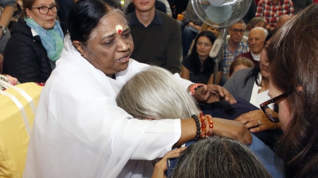 Amma aus Indien umarmt Menschen