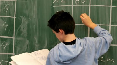 Hauptschule: Matheunterricht: Manche ehrgeizigen Eltern würden Grundschullehrern für ein Übertrittszeugnis ans Gymnasium Haus und Hof überschreiben.