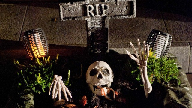 Halloween: Hat auch nicht jeder im Vorgarten: Ein Grab mit Skelett.