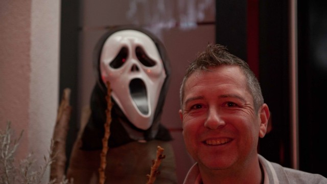 Halloween: Chritian Steiger (rechts) hält zu Halloween allerlei Gruseliges für seine Besucher vor.