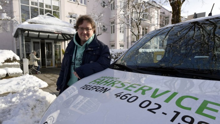Garching: Hans Ulrich Kilian ist auch im Winter mit dem Haarer Fahrservice für Bürger unterwegs.