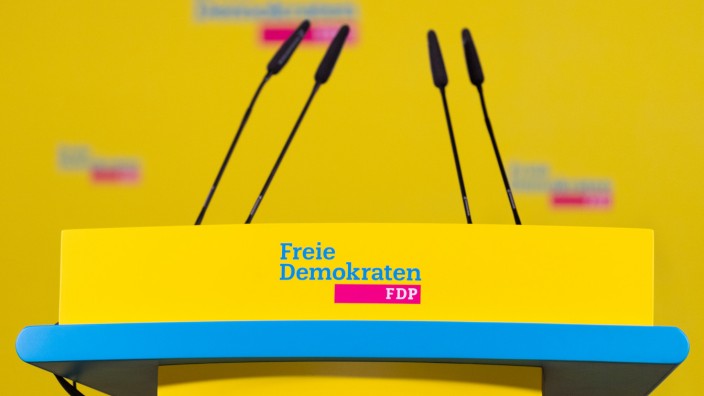 Rednerpult der FDP auf einer Bühne in Thüringen