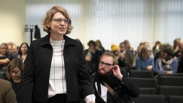 The Political Book: Without glue, but with paragraphs: Lawyer Roda Verheyen 2019 in a hearing room in the Berlin Administrative Court.