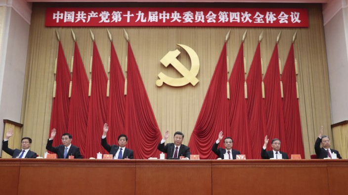 China: Treffen der Parteispitze der Kommunistischen Partei Chinas in Peking: Staatschef Xi Jinping (Mitte) umgeben von Mitgliedern des Politbüros.