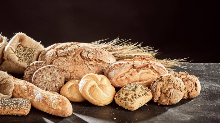 Fresh bread assortment on dark surface PUBLICATIONxINxGERxSUIxAUTxONLY Copyright xfoodandmorex Pan