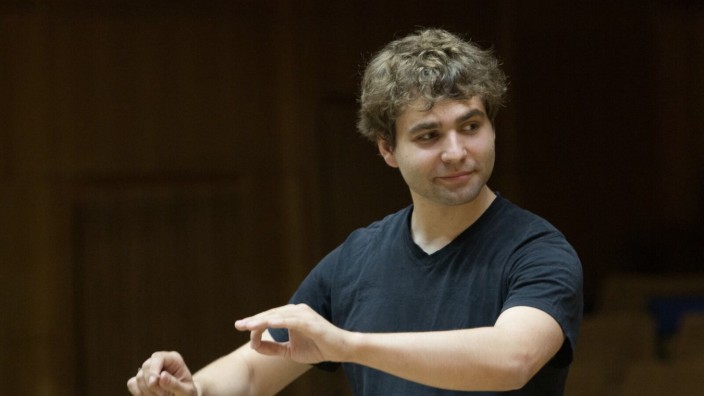 Herrsching: Simon Edelmann ist neuer Dirigent der "Sinfonietta". Am Sonntag tritt das Jugendorchester mit seinen 43 Mitgliedern in Herrsching auf.