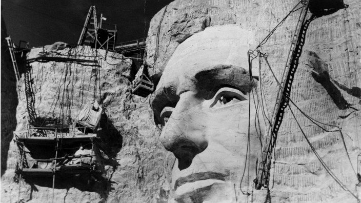 Buch über US-Geschichte: Ein Denkmal der amerikanischen Geschichte entsteht: Das aus dem Fels geschlagene Gesicht Abraham Lincolns am Mount Rushmore in South Dakota.