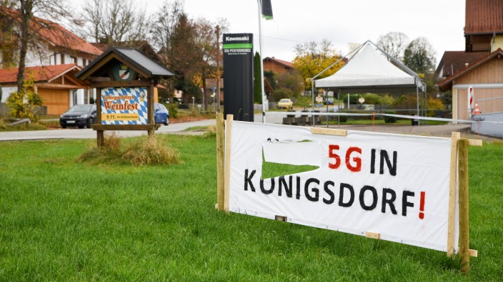 Telekommunikation im Landkreis: In Königsdorf wurde das "Kein" auf dem Protestbanner erst dick durchgestrichen, dann ganz herausgeschnitten.