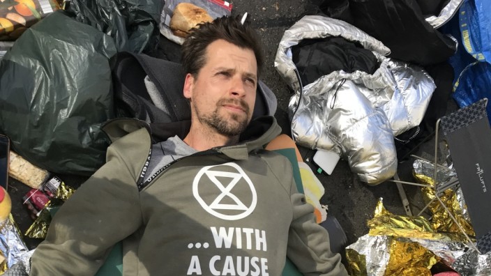 Extinction-Rebellion-Aktivist: Jan-Gerrit Seyler protestiert in Berlin. Seine Arme sind in einem Rohr befestigt, damit die Polizei ihn nicht einfach losschneiden kann. Seyler sagt über seine Aktionen: "Es ist wie eine Droge."