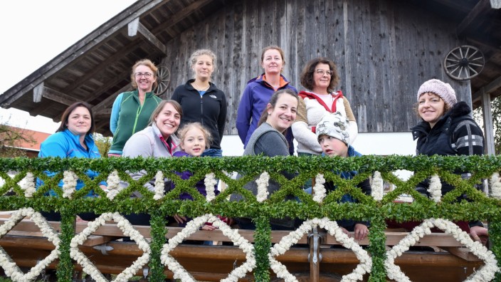 Bayerisches Brauchtum: Für die Familie März gehört es zur Tradition, Kaltblutpferde zu züchten und mit ihnen zu arbeiten. Für die Teilnahme an Wallfahrten aber werden die Tiere, Geschirr und Wagen vorher aufwendig geschmückt.