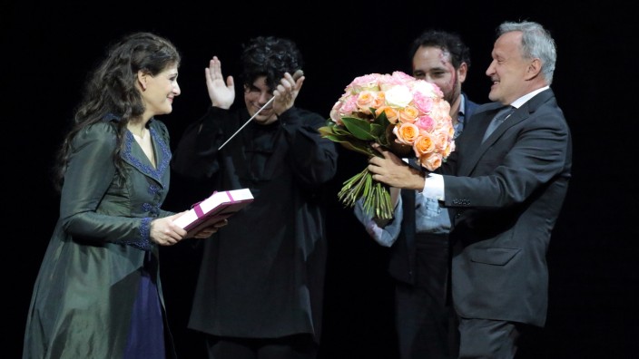 Konzert: Blumen für die Diva: Anja Harteros erhält vom Intendanten Nikolaus Bachler einen üppigen Strauß.