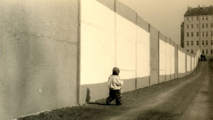 Die Tochter von Anja Maier an der Berliner Mauer.