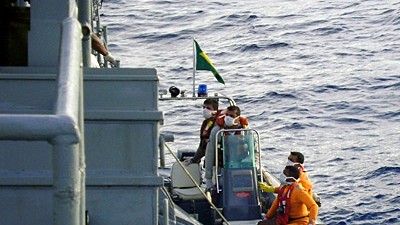 Air-France-Flug 447: Suche nach den Opfern: Mit dem Radar hat die brasilianische Marine eine Fläche von ungefähr 1,2 Millionen Quadratkilometer untersucht. Mehr als 1000 Soldaten sind im Einsatz.