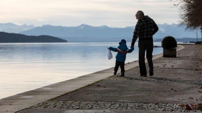 Großvater mit Enkelkind am Starnberger See, 2016