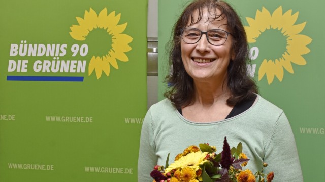 Kommunalwahl in Germering: Blumen für die Kandidatin: Agnes Dürr nach der Wahl zur Bewerberin für das Oberbürgermeisteramt.
