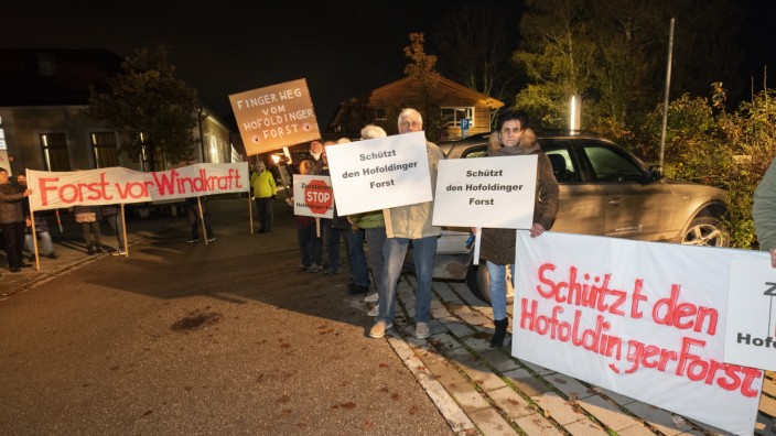 Brunnthal, Dorfladen: Protestkundgebung gegen Windkraft im Hofoldinger Forst