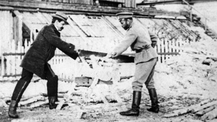 Städtereise nach Tobolsk: Der Zar während seiner Gefangenschaft in Tobolsk, 1918, beim Holzschneiden mit dem Hauslehrer der Familie, Pierre Gilliard.