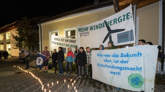 Brunnthal, Dorfladen: Protestkundgebung gegen Windkraft im Hofoldinger Forst, daneben eine Demo für Windkraft,