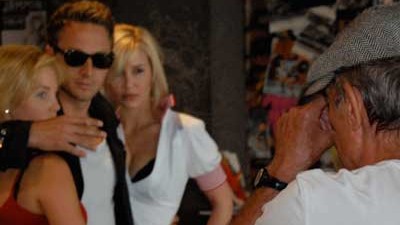 Kolumne: After Eight: Regisseur Klaus Lemke (rechts) fotografiert die Darstellers seines neuen Films "Schmutziger Süden" in der "851 Tagesbar".