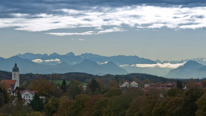 Kolumne: Ebersberg Alpenpanorama, und im Hintergrund: der Wilde Kaiser, rechts der Großvenediger.
