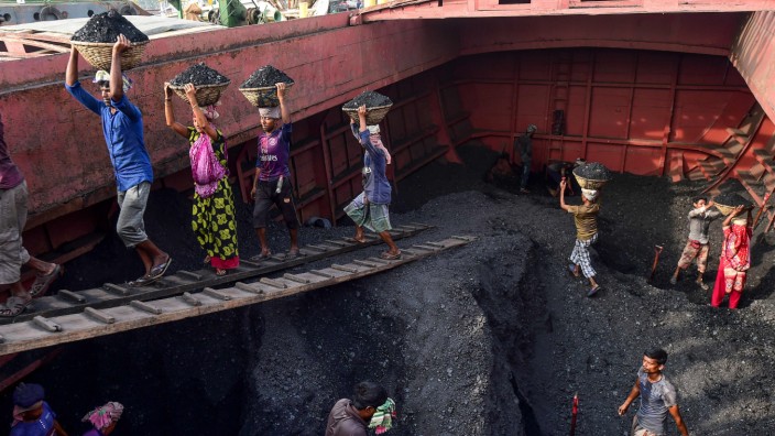 Energie: Arbeiter entladen Kohle aus einem Schiff in Dhaka, Bangladesch.