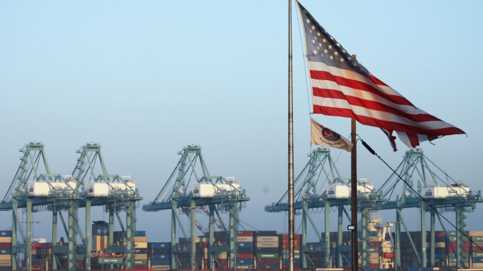 USA - Die US-Flagge weht im Hafen von Los Angeles