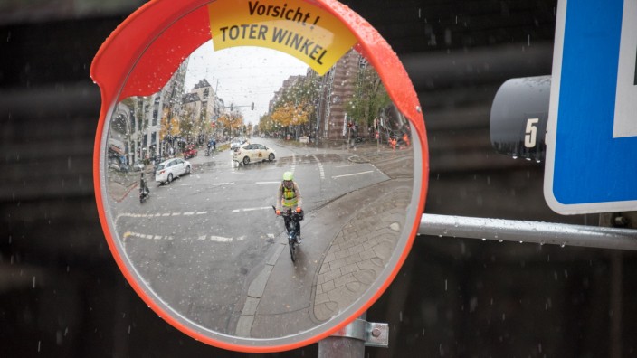 Lkw-Abbiegeunfälle: 100 Trixi-Spiegel werden gerade in München aufgehängt. Sie sollen Lastwagenfahrern helfen, Menschen zu sehen, die sich im toten Winkel aufhalten.