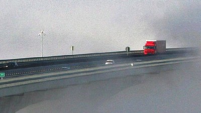 Militärübung neben der Autobahn: Der Nebel auf diesem Bild ist natürlichen Ursprungs.