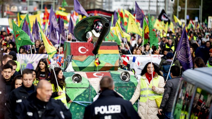 Kurden demonstrieren in Berlin