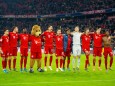 Bayern - Spieler nach Spielende vor ihren Fans. Fussball, FC Bayern Muenchen (M) - Borussia Dortmund (DO), Bundesliga,11; Bayern
