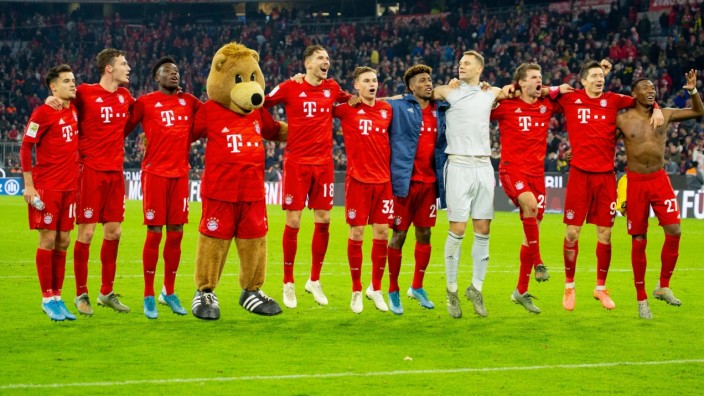 Bayern - Spieler nach Spielende vor ihren Fans. Fussball, FC Bayern Muenchen (M) - Borussia Dortmund (DO), Bundesliga,11; Bayern