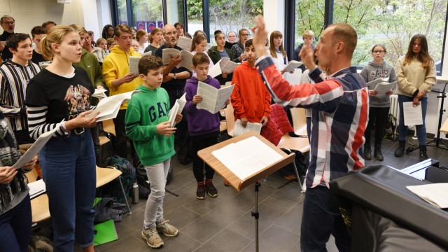 Bogenhausen: Viel zu tun: Chorleiter Zoltán Ambrus übt mit den Schülerinnen und Schülern.