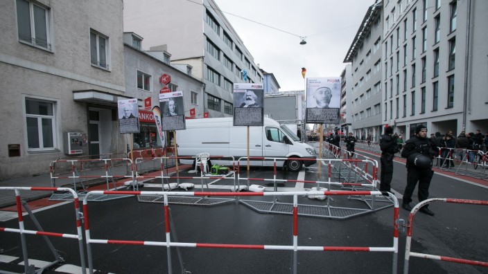 Gegendemo von München ist bunt und der Antifa zu einem Pegida-Aufmarsch vor dem DGB-Haus in der Schwanthalerstraße.