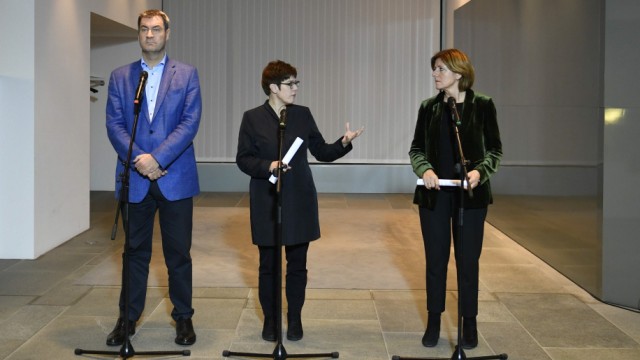 Kompromiss: Drei Parteichefs verkünden die Einigung (v.l.): Markus Söder (CSU), Annegret Kramp-Karrenbauer (CDU) und Malu Dreyer (SPD).