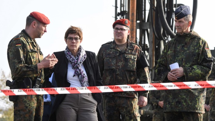 Bundeswehr: Verteidigungsministerin Annegret Kramp-Karrenbauer will die Bundeswehr wieder stärker ins Bewusstsein der Gesellschaft rücken.