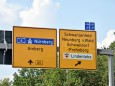 Auf einem Straßenschild an der B85 bei Schwandorf wurde Fronberg fälschlicherweise mit "H" geschrieben.