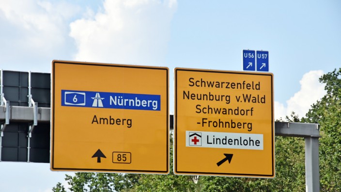 Auf einem Straßenschild an der B85 bei Schwandorf wurde Fronberg fälschlicherweise mit "H" geschrieben.