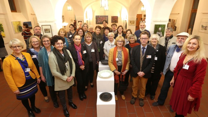 Jubiläum in Freising: Die Teilnehmer der Jahresausstellung des Kunstvereins Freisinger Mohr bei der Vernissage im Landratsamt.