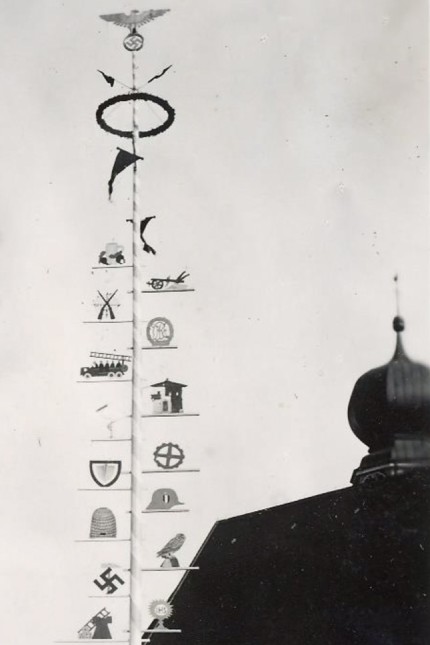 Hadern: Das Hakenkreuz über der Monstranz: Auch der Maibaum von 1934 zeigte, wer nun in Hadern das Sagen hatte.