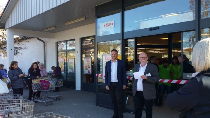 Nahversorgung: Bürgermeister Rupert Ostermair (links) und Manfred Kaul, Geschäftsführer der Bonusmarkt GmbH, eröffneten den Supermarkt.