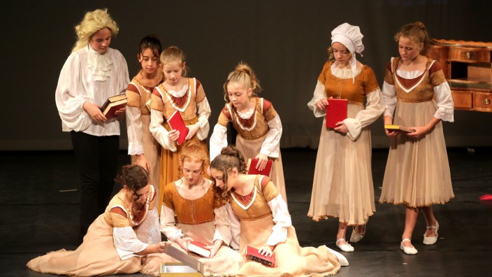Aufführung im Bürgerhaus Zolling: Ein altes, dickes Buch liegt auf dem Boden der Bühne im Zollinger Bürgerhaus. Es gehört zum Märchen "Die Schneekönigin", welches die Haager Ballettschule dort aufführte.