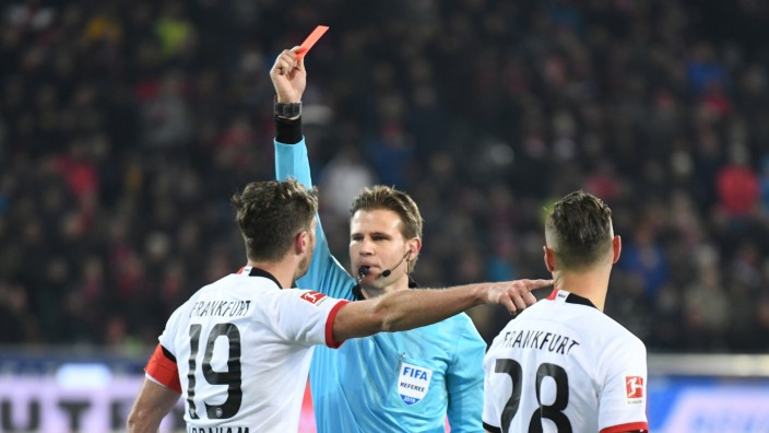 David Abraham sieht Rot beim Spiel SC Freiburg gegen Eintracht Frankfurt
