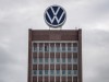 VW-Logo auf dem Verwaltungsgebäude in Wolfsburg