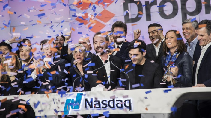 Dropbox?Debuts Above IPO Price After Pricing Above Range
