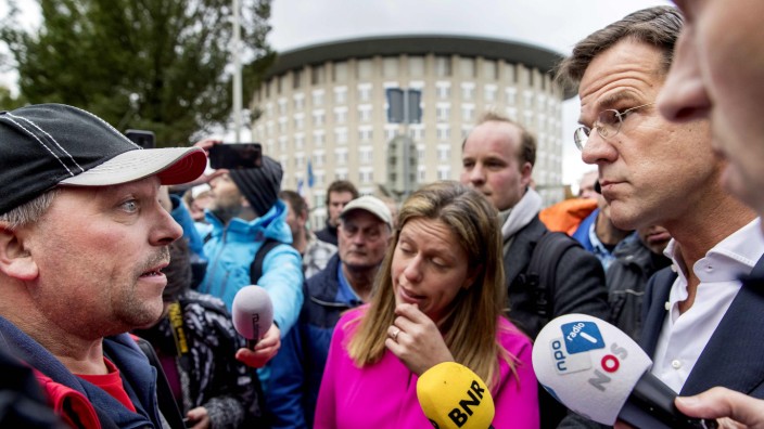 Wegen Luftverschmutzung: Premier Mark Rutte (rechts) spricht mit Bauernvertretern über eine Lösung für die "Stickstoffkrise".