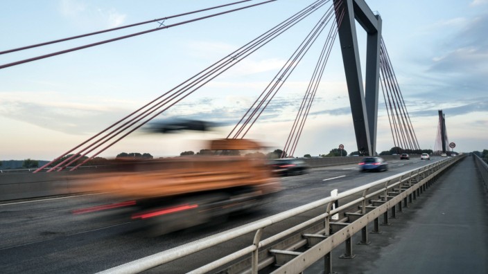 Geschwindigkeitsbegrenzung 100 kmh auf der A44 auf der Flughafenbrücke Düsseldorf Nordrhein Westfa