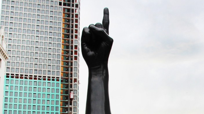 Überdimensionale Arm-Statue in New York sorgt für Diskussion